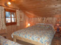 Chambre ardoisières du chalet le nid. Un lit double, et un lit simple.